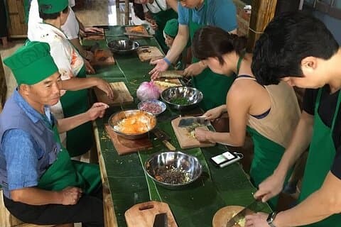 Déjeuner/dîner de cours de cuisine avec un chef local au Coconut Village