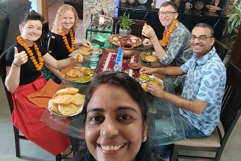 AI Tour - laga mat, prata, äta och mer med lokalbefolkningen på deras Delhi Hem