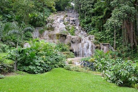 Leuke tour voor kinderen met River tubing en Konoko Falls