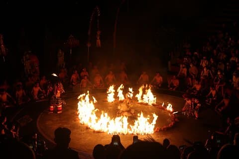 Expérience au coucher du soleil à Uluwatu : danse Kecak et dîner à Jimbaran