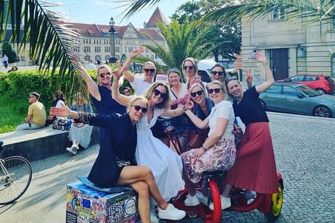Fest og ølcykel privat sightseeingtur Berlin med afhentning