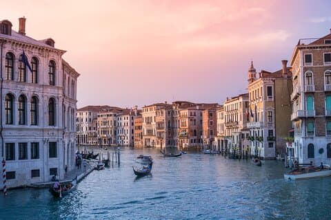 Explore os pontos instáveis de Veneza com um local
