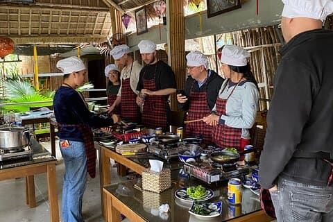Découvrez un cours de cuisine avec un chef local à Hoi An