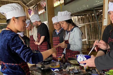 Fabrication de pho avec marché et visite en bateau-panier