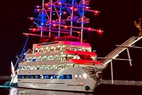 De Alanya e Side: transferência para o passeio noturno de barco discoteca