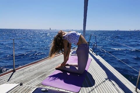 Sessão de Yoga e Aventura de Vela em Barcelona