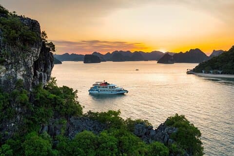 Croisière d'une journée de luxe dans la baie d'Halong avec déjeuner buffet, grotte et île