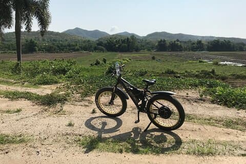 Demi-journée E-bike Mae Wang (vallée, quelques routes non pavées, GUIDÉE)