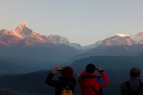 Pokhara-groep sluit zich aan bij Sarangkot Sunrise Himalaya-tour