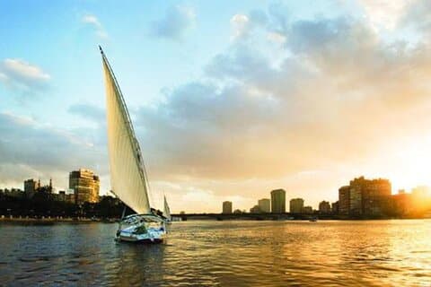 Kurzes Felucca-Boot auf dem Nil in Kairo