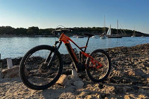 Ebike-tur Torre dei Pirati di Cala Bassa + Paella och Sangria