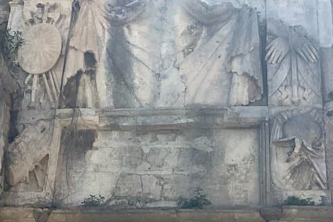 Città di Corfù con storie oscure