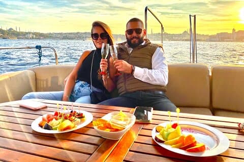 Sunset or Daytime Istanbul Luxury Yacht Cruise com lanches