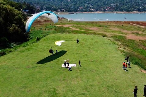 Volo privato in parapendio nella Valle de Bravo con istruttore