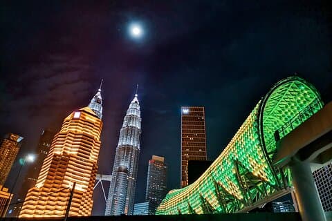 Nachttour durch Kuala Lumpur mit Lake Symphony und Saloma Bridge