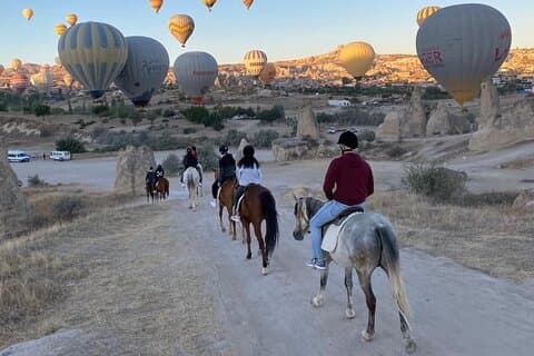 Paseo mágico a caballo con globo en Capadocia