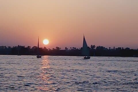 Sejl ind i Splendor: Luxors Majestic Motor Boat Adventures