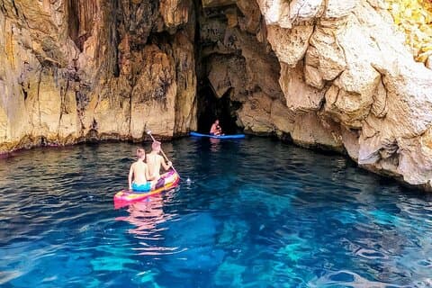 Visite en bateau de pagaie de plongée avec tuba des grottes et criques