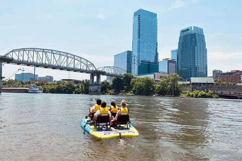 Pedal Drive Kayakutleie i Downtown Nashville