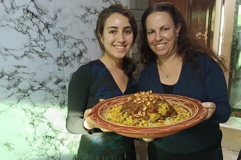 Cocina marroquí con una familia local