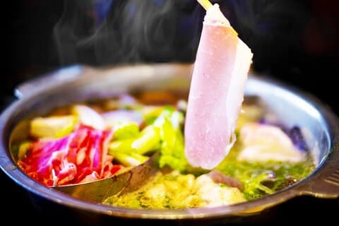marchant dans la seule vallée de Tokyo, mangez et comparez les plats chauds.