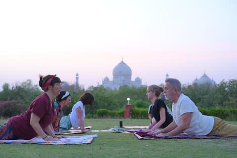 Yoga-Kurs vor der Kulisse des Taj Mahal