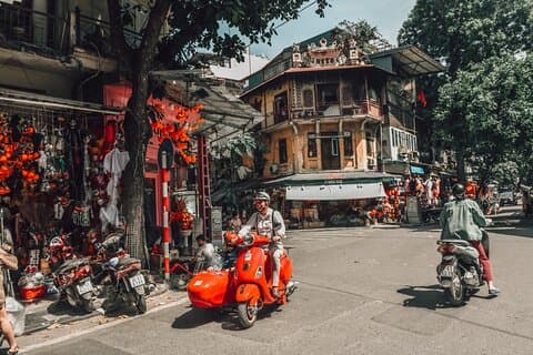 Tour en Vespa con sidecar para grupos pequeños en Hanói