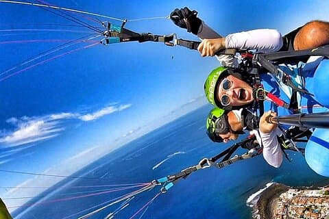 Acrobatische paragliding-tandemvlucht boven Zuid-Tenerife