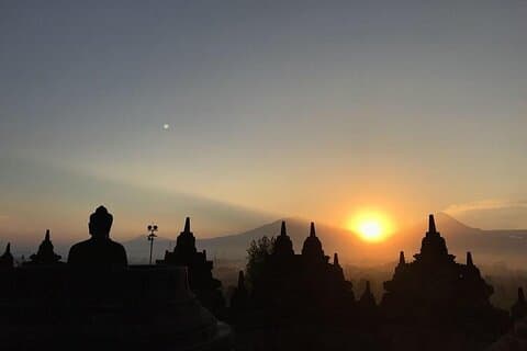 セトゥンブの丘からのボロブドゥールの日の出と大寺院ツアー