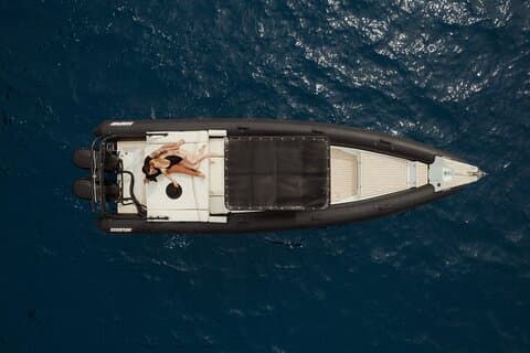 Unieke privémotorbootcruise van een halve dag in Santorini