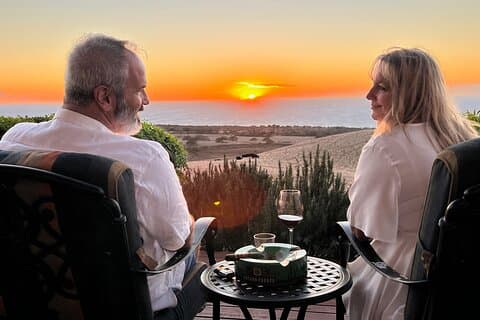 Genießen Sie den Luxus einer feinen Zigarre bei Sonnenuntergang