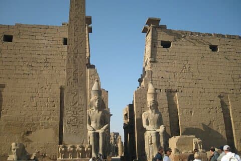 カイロから飛行機で行くルクソールへの日帰り旅行、ツタンカーメン王の墓が含まれます