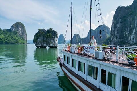Halongøer, grotter, kajak, frokostdagstur m Dragonfly Cruise