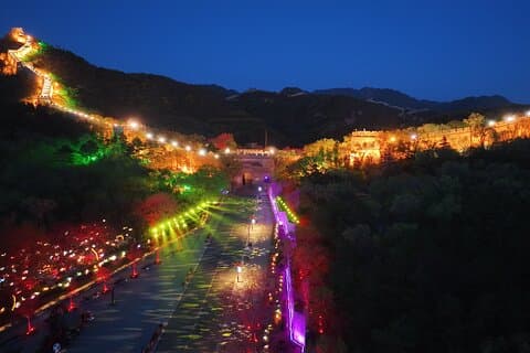 明の十三陵と八達嶺夜の万里の長城へのプライベート ツアー