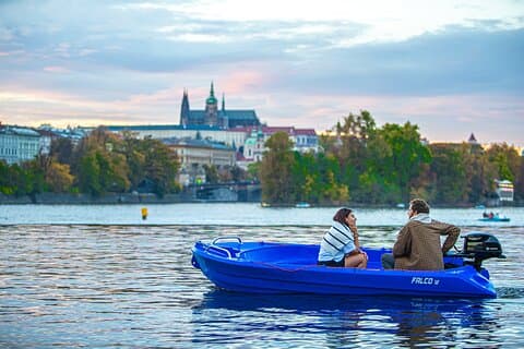 Location de bateau à moteur de 2 heures à Prague sans permis jusqu'à 5 passagers