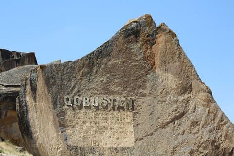 Musée d'art rupestre de Gobustan, volcans de boue et héritage zoroastrien