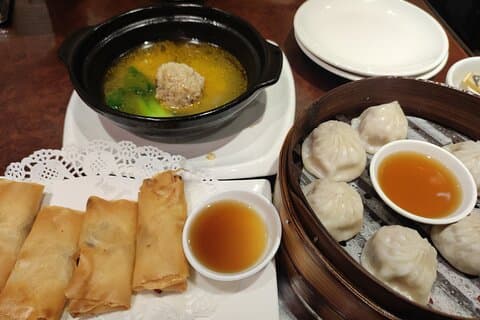 Visite à pied gastronomique nocturne de Shanghai avec un guide amical local