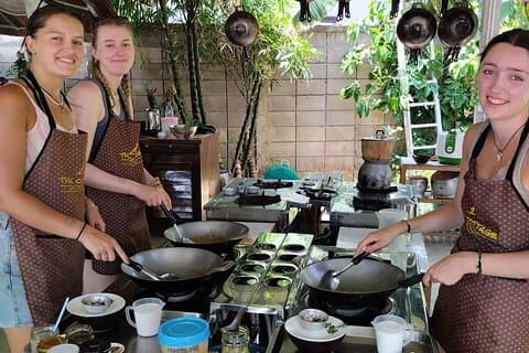 Cours de cuisine en jardin bio et visite du marché local ThaiCottage