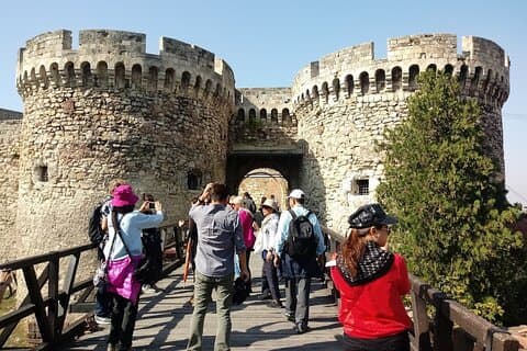 Visite d'une demi-journée de la ville de Belgrade en voiture et à pied