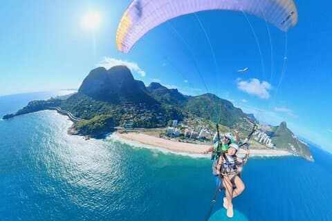 Tandem paragliding fly på Pedra Bonita i Rio de Janeiro
