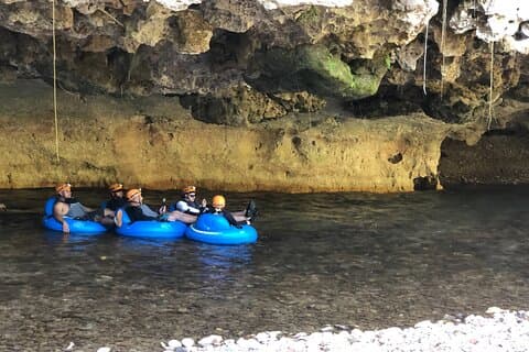 Charlie's Cave Tubing Tour para cruzadores (almoço incluído)