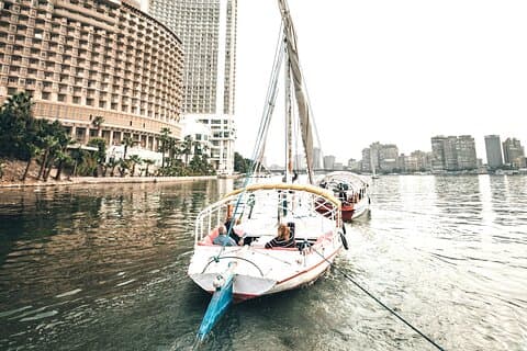 Paseo privado en faluca por el Nilo en El Cairo