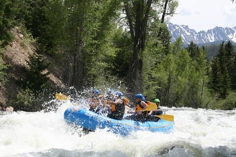 Wildwasser in der Nähe von Breckenridge – Seltene Gelegenheit zum Rafting auf dem Blue River