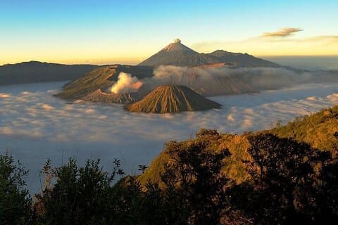 Cascade Surabaya-Bromo-Tumpaksewu-Ijen-Bali. Toutes les entrées y compris.