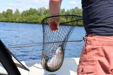 Excursión Privada en Barco y Pesca en Rovaniemi