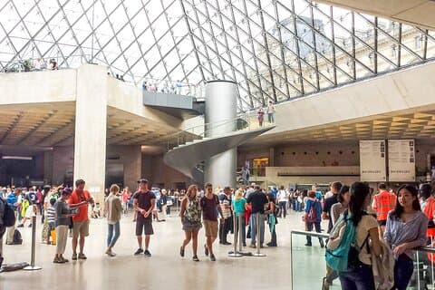 Tour privato di Parigi: Louvre, Museo delle illusioni e crociera sulla Senna