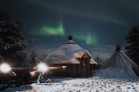 Safari de auroras boreales en moto de nieve
