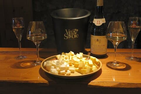 Private tasting of Savoie cheese and wine in Chamonix