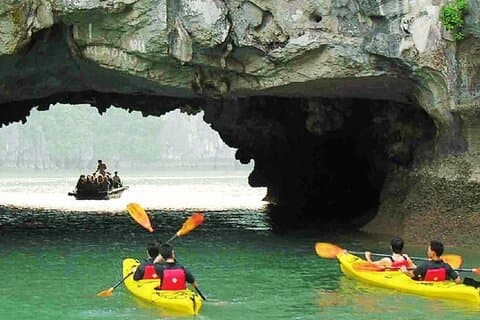 HaLong Bay-dagcruise met kajakken, zwemmen, wandelen en lunch
