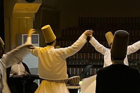 Dervishes em uma caverna histórica na Cappadocia